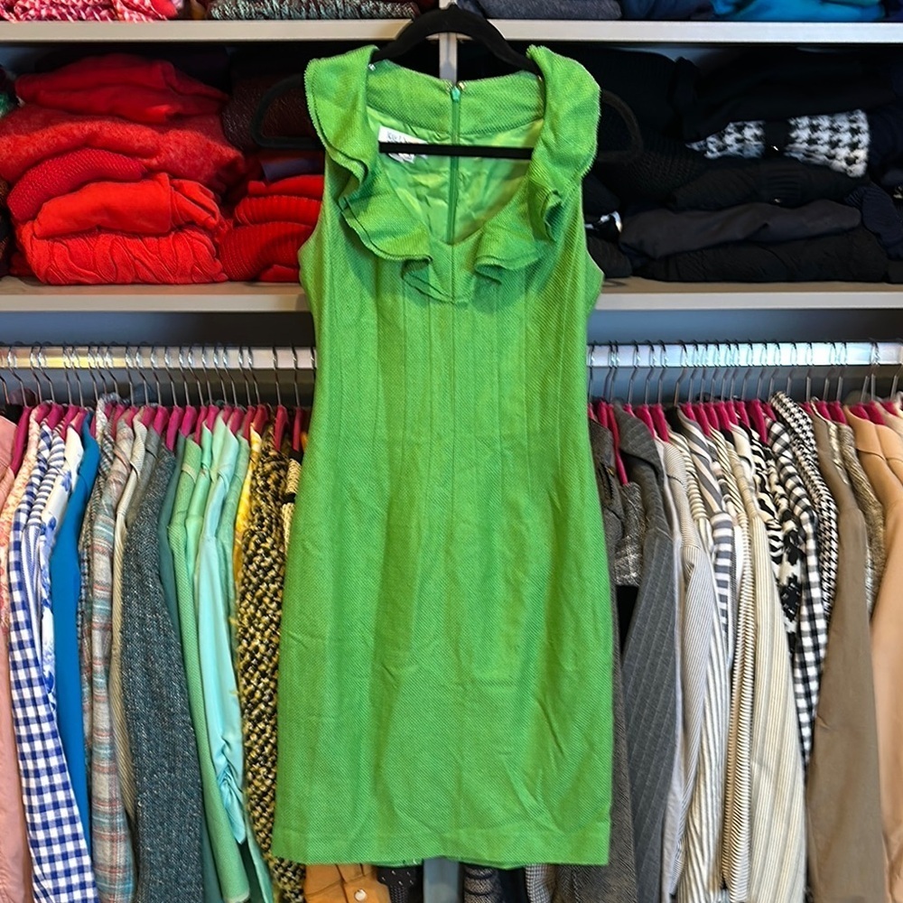 Kay Unger green sleeveless ruffled neck lined dress size 2